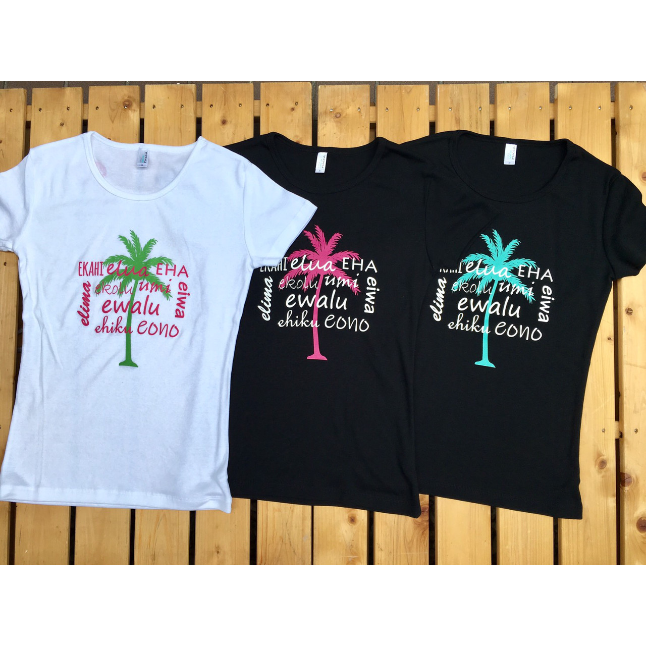 ハワイのフラのレッスン着、ハワイアン柄のストレッチが効いたレディースTシャツ、フラダンス